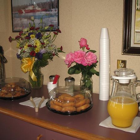 Great Lakes Inn Mackinaw City Buitenkant foto