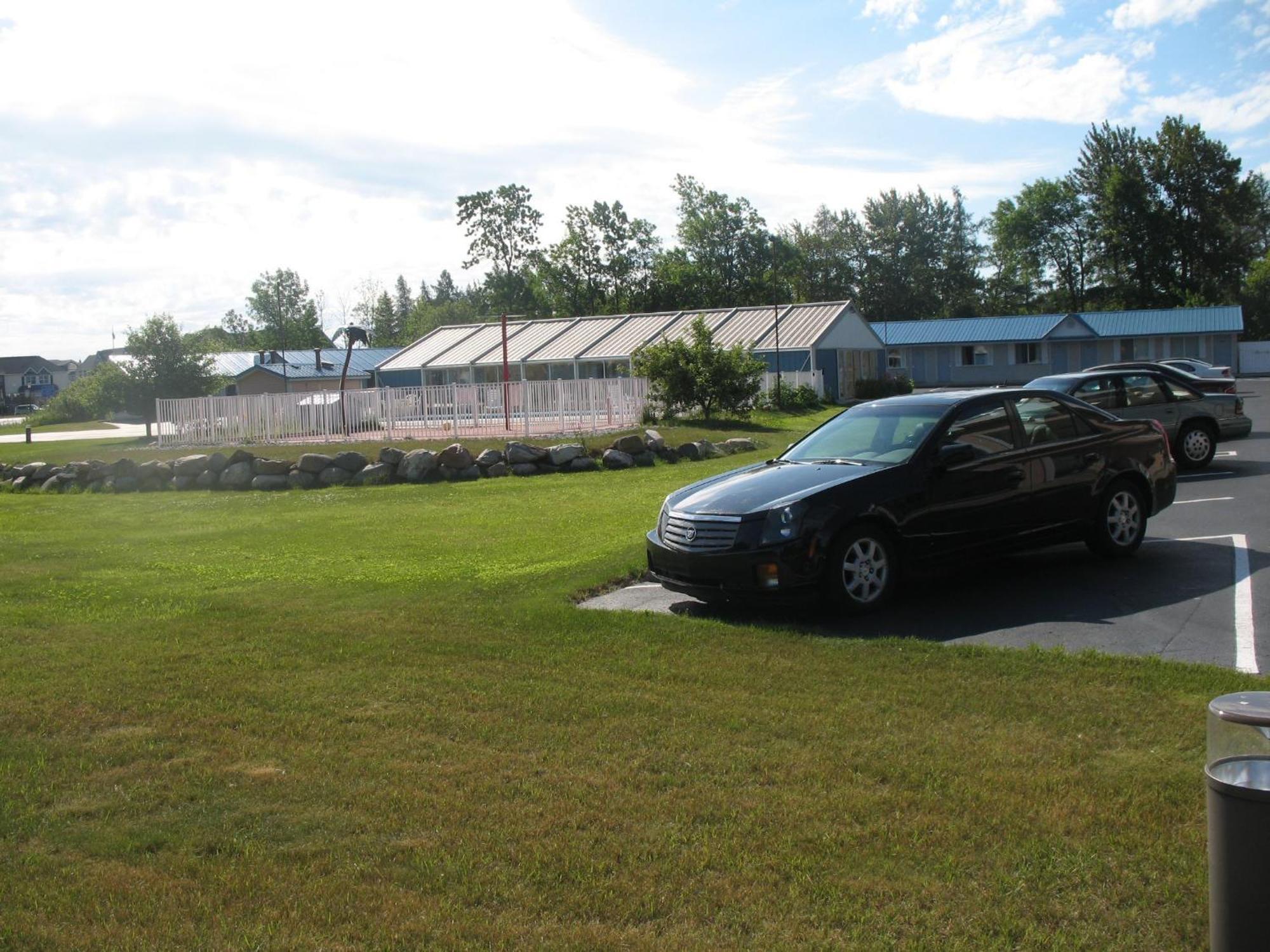 Great Lakes Inn Mackinaw City Buitenkant foto
